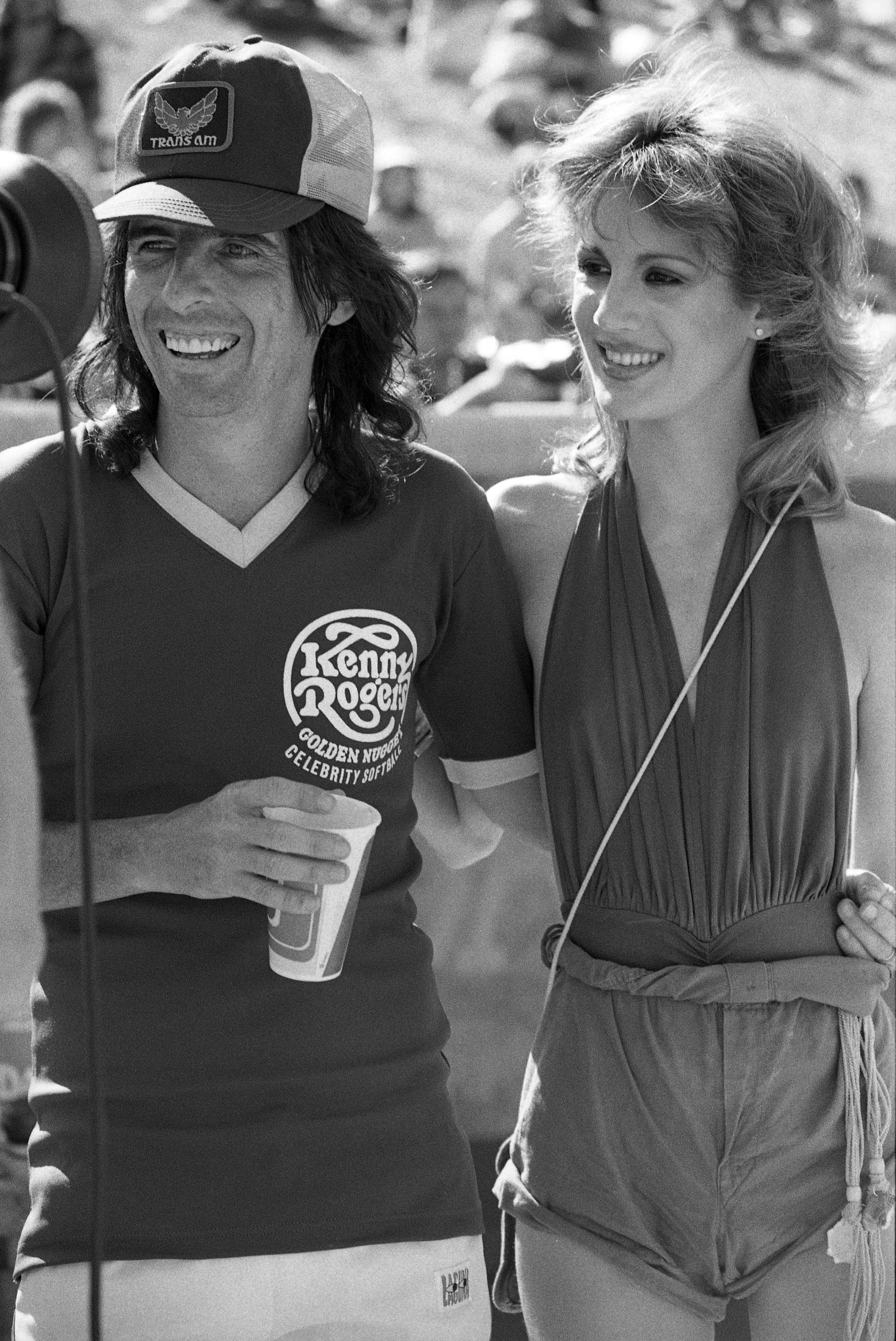 Alice Cooper and Sheryl Goddard at the Kenny Rogers Golden Nugget celebrity softball game in 1977 in Las Vegas, Nevada | Source: Getty Images