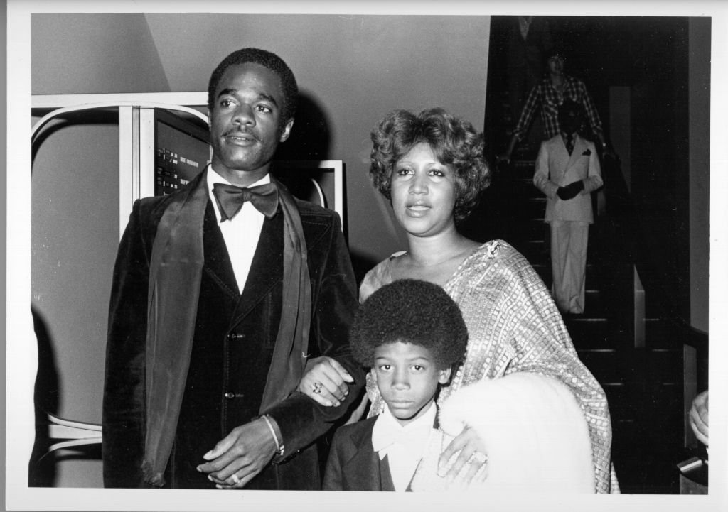 La chanteuse de soul Aretha Franklin assiste à un événement avec son mari, l'acteur Glynn Turman et son fils Kecalf Franklin vers 1979. | Photo : Getty Images