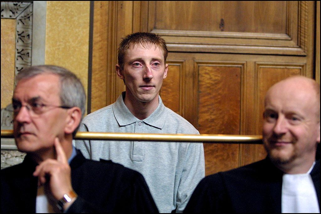 Deuxième semaine du procès de Patrick Dils à Lyon, France le 15 avril 2002 - Patrick Dils et ses avocats. | Photo : Getty Images