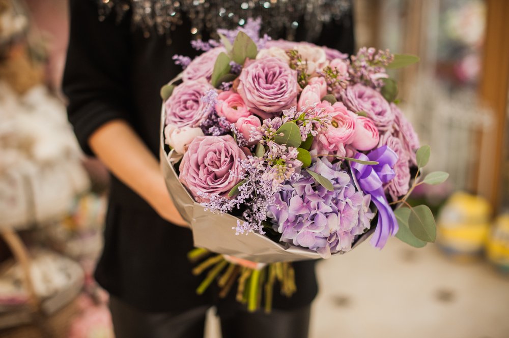 A woman holding a bouquet of flowers. | Photo: Shutterstock