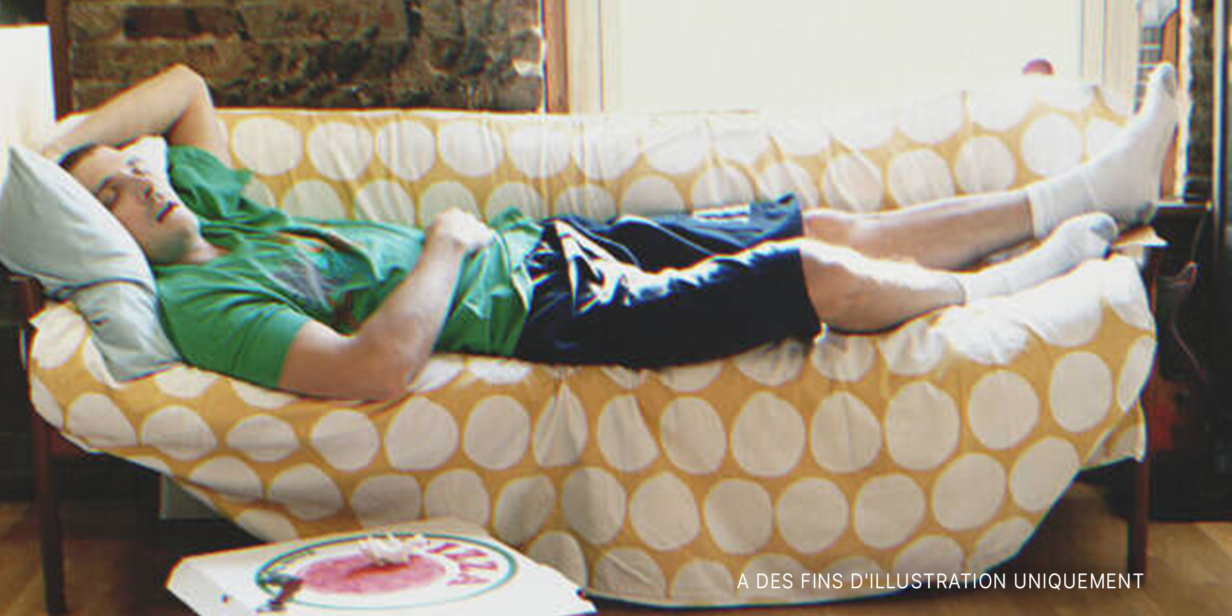 Un jeune adulte dormant sur un canapé | Source : Getty Images