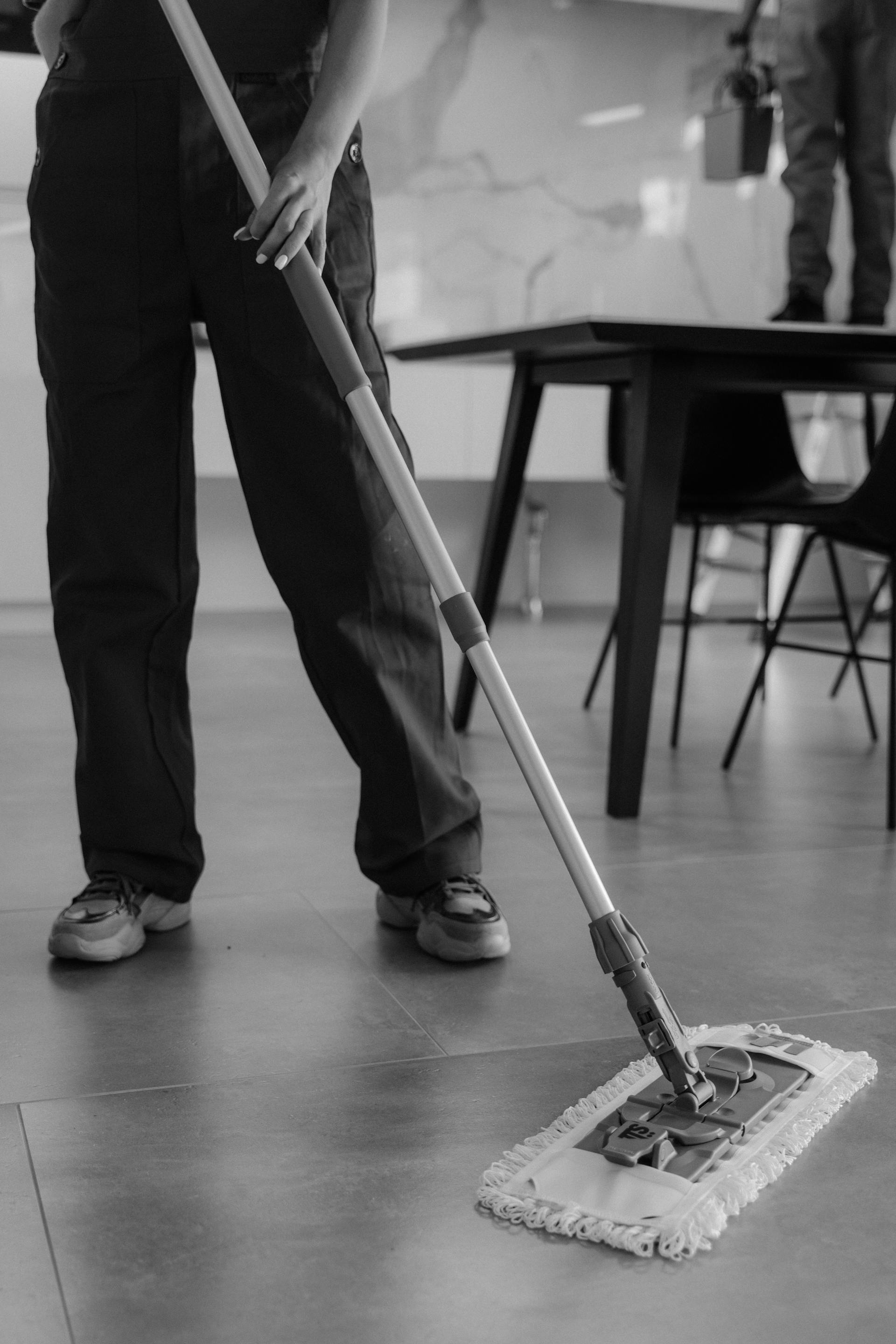 A person using a mop | Source: Pexels