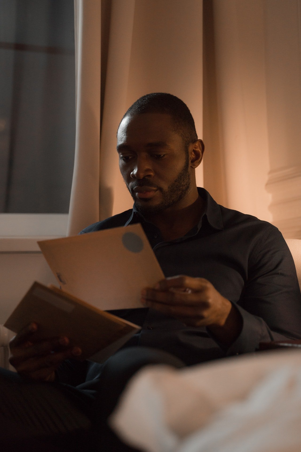Hombre leyendo una carta. | Foto: Pexels