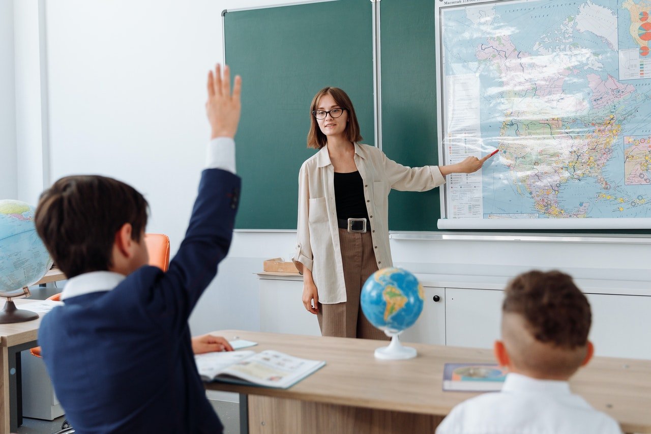 Maestra dando clases. | Foto: Pexels
