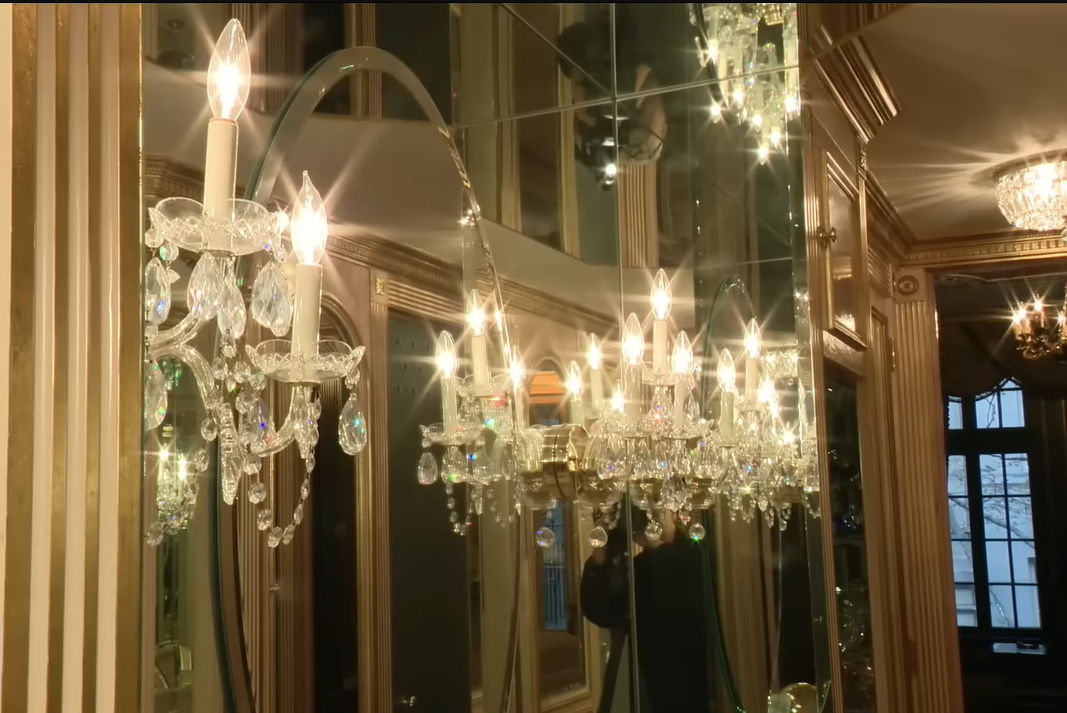Crystal chandeliers seen in Ivana Trump's townhouse, from a video dated November 22, 2022 | Source: YouTube/@fox5ny