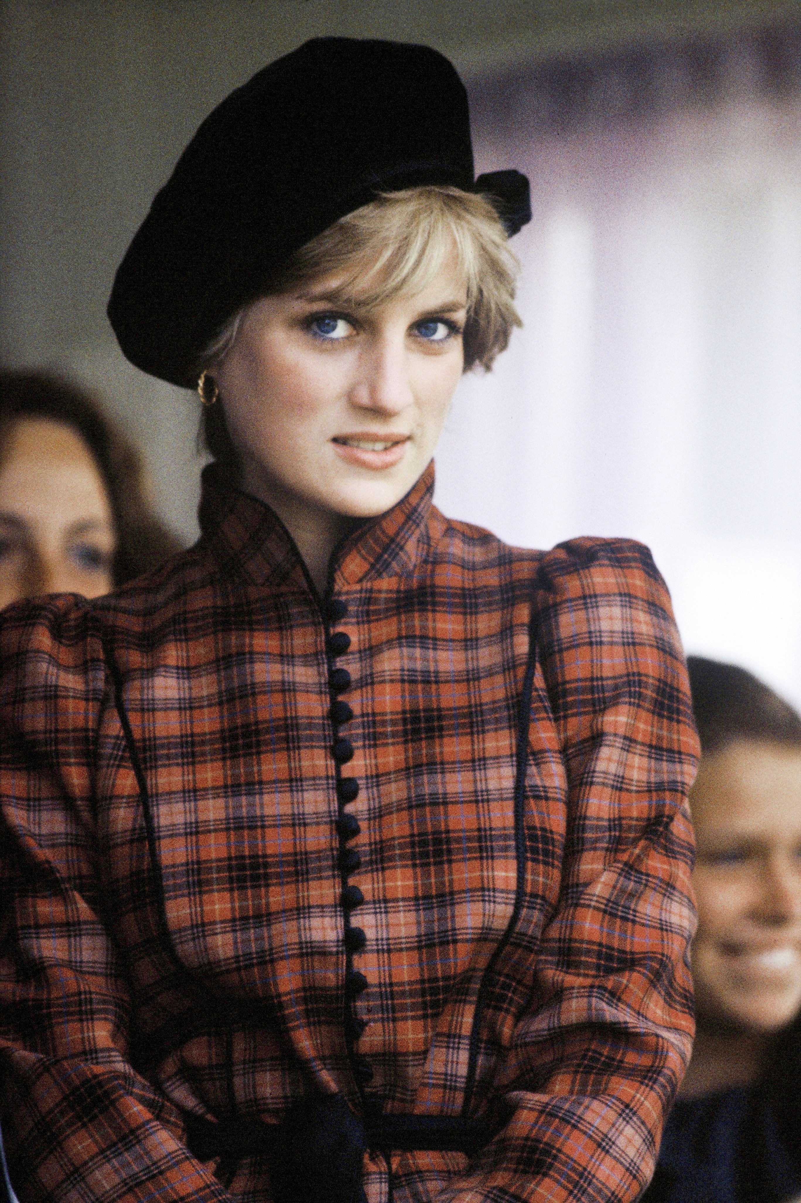 Diana, princesa de Gales, con un vestido de tartán diseñado por Caroline Charles y un sombrero negro estilo Tam o' shanter, asiste a los Braemar Highland Games el 5 de septiembre de 1981, en Braemar, Escocia. | Foto: Getty Images