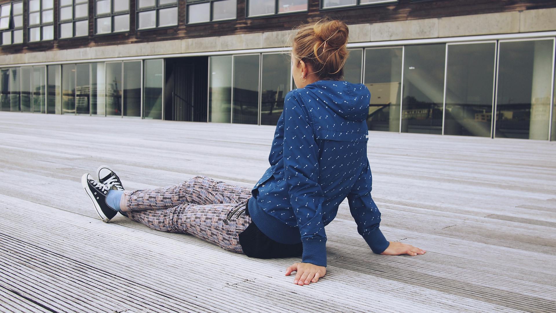 A teenager sitting on the floor | Source: Pexels