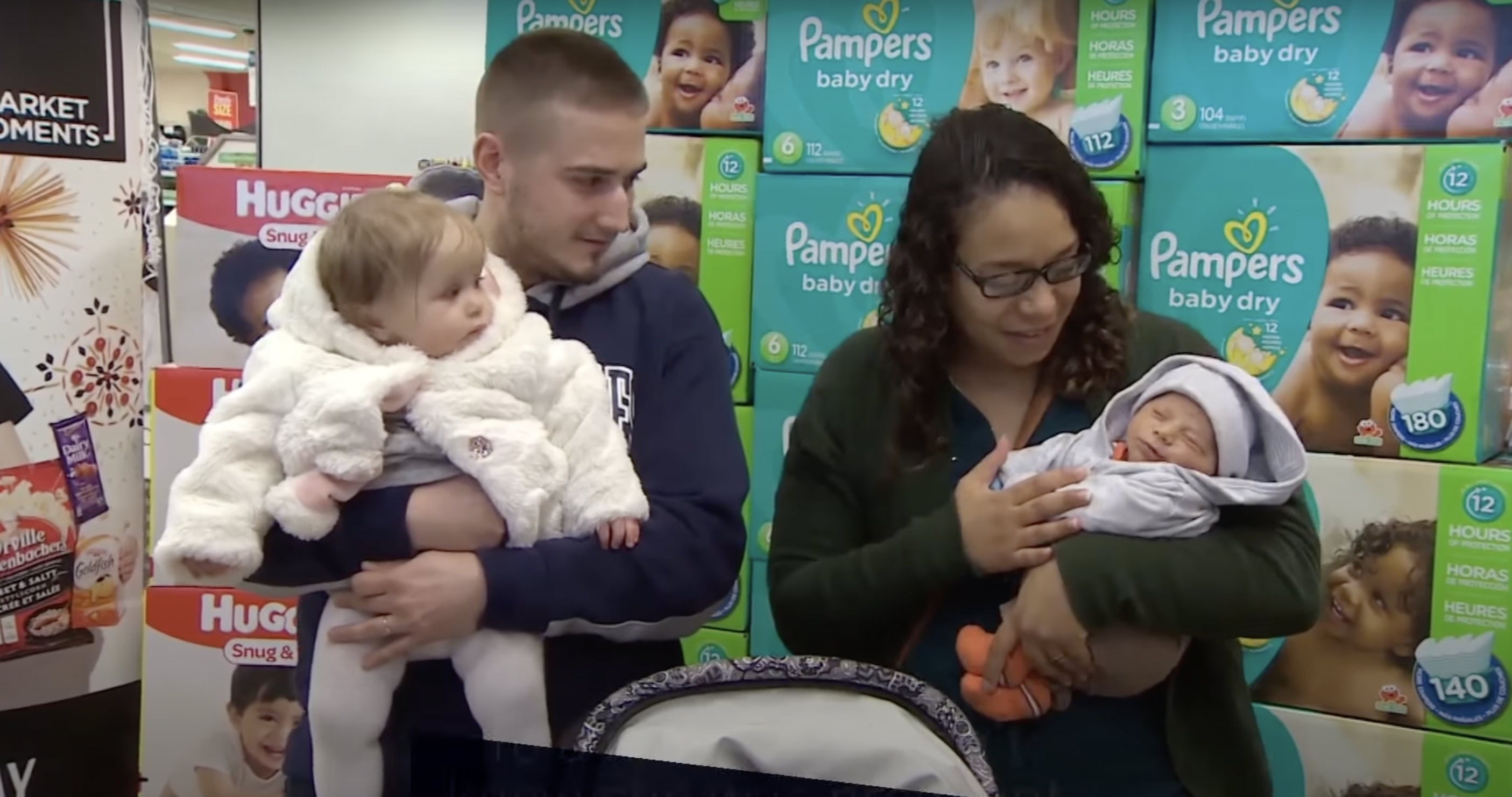 Kyle und Ashleigh Miller-Cross mit ihren Kindern, Mia und dem neugeborenen Ezra | Quelle: YouTube.com/CBC Nova Scotia