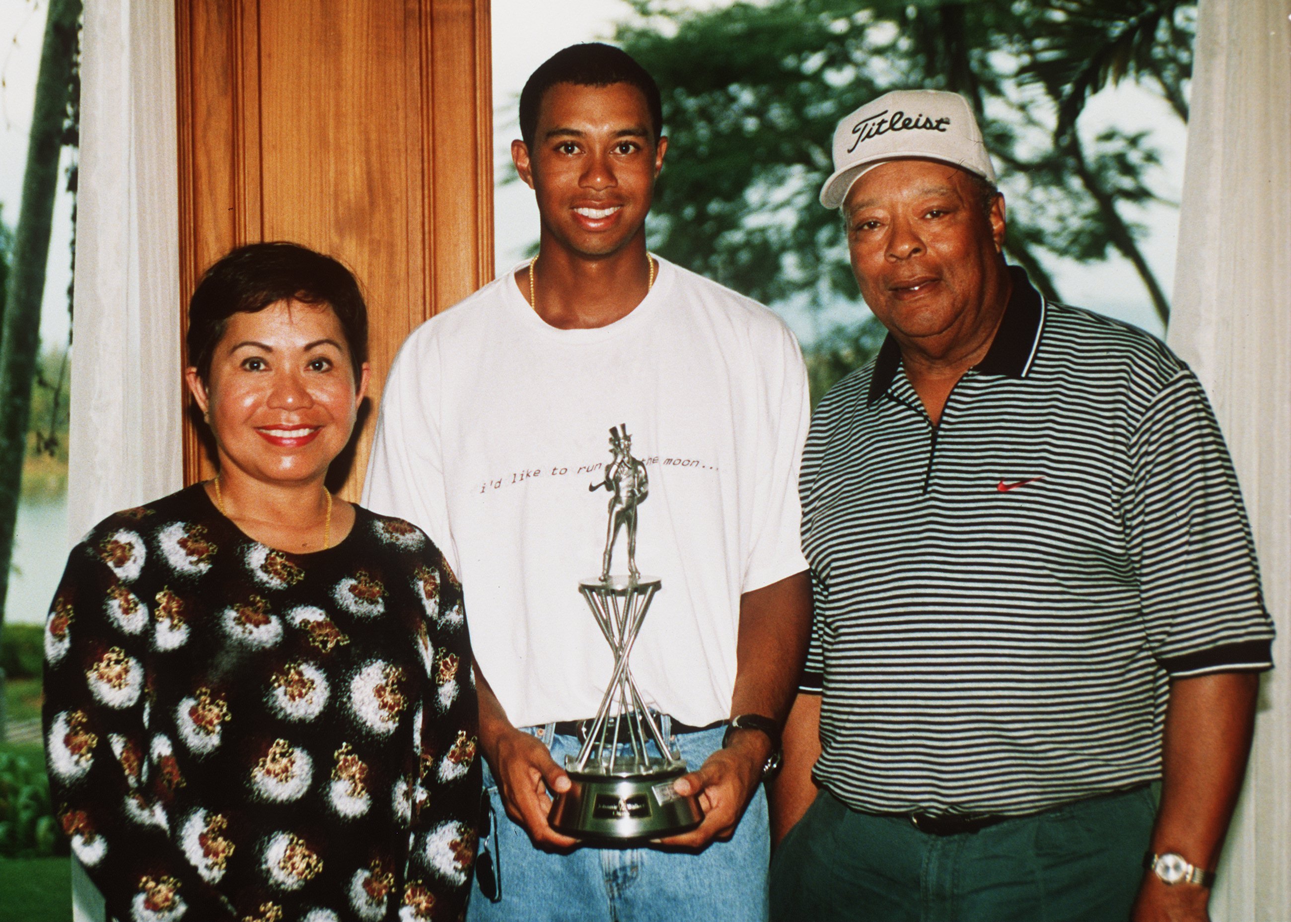 Tiger Woods with his parents Kultida Woods and Earl Woods at the Johnnie Walker Classic at Blue Canyon Golf Club, Thailand, on January 25, 1998. | Source: Getty Images
