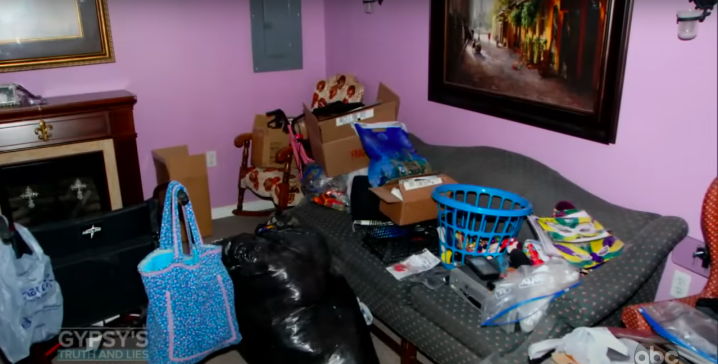 Inside the pink house where Gypsy Rose Blanchard and Clauddine "Dee Dee" Blanchard lived posted on March 13, 2019 | Source: YouTube/ABC News