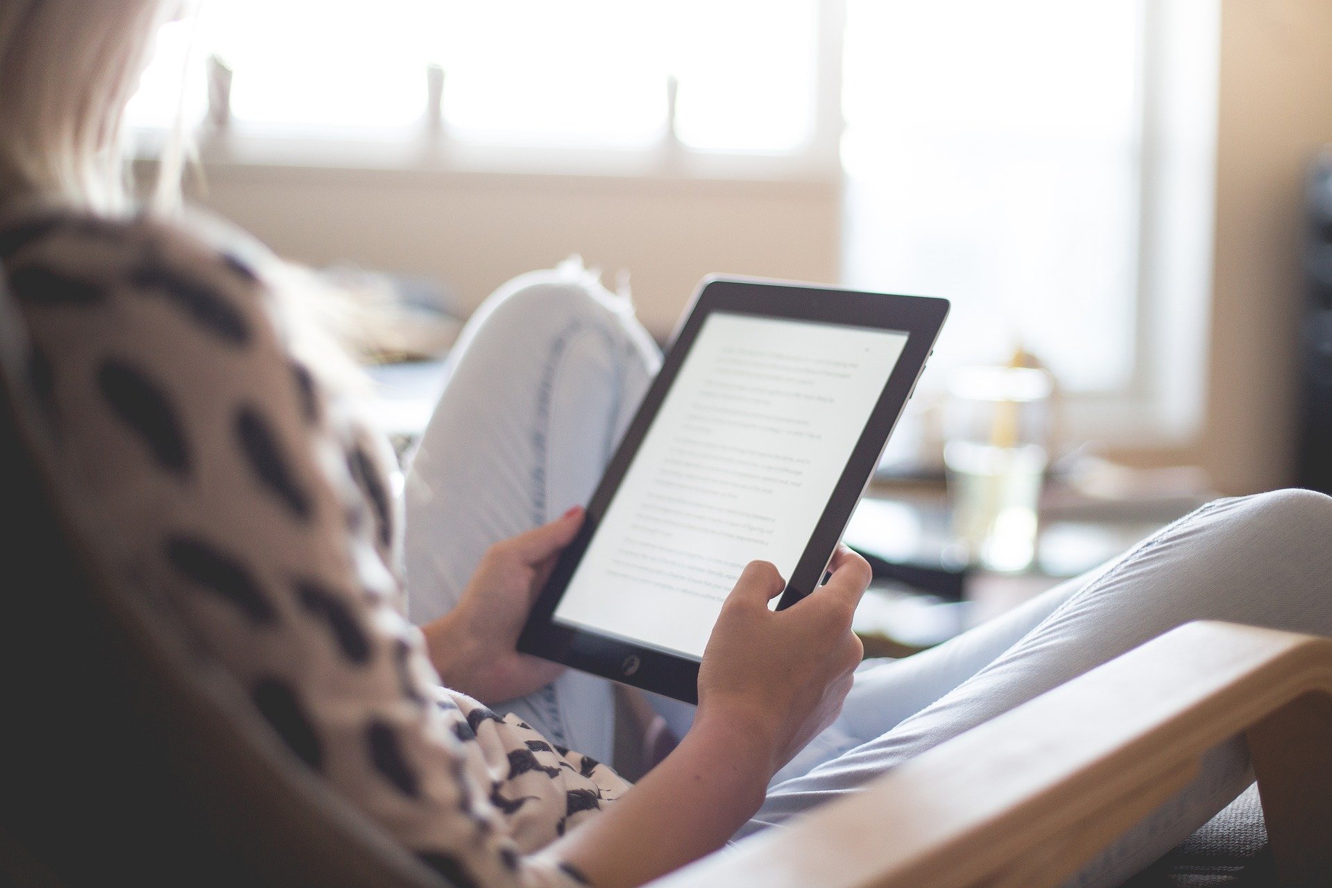 Mujer adulta leyendo un libro en formato PDF en su kindle. | Foto: Pixabay Mujer adulta leyendo un libro en formato PDF en su kindle. | Foto: Pixabay