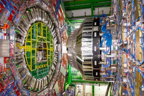 Una parte del Gran Colisionador de Hadrones (LHC) se ve bajo tierra en la parte francesa del CERN. ! Fuente: Shutterstock