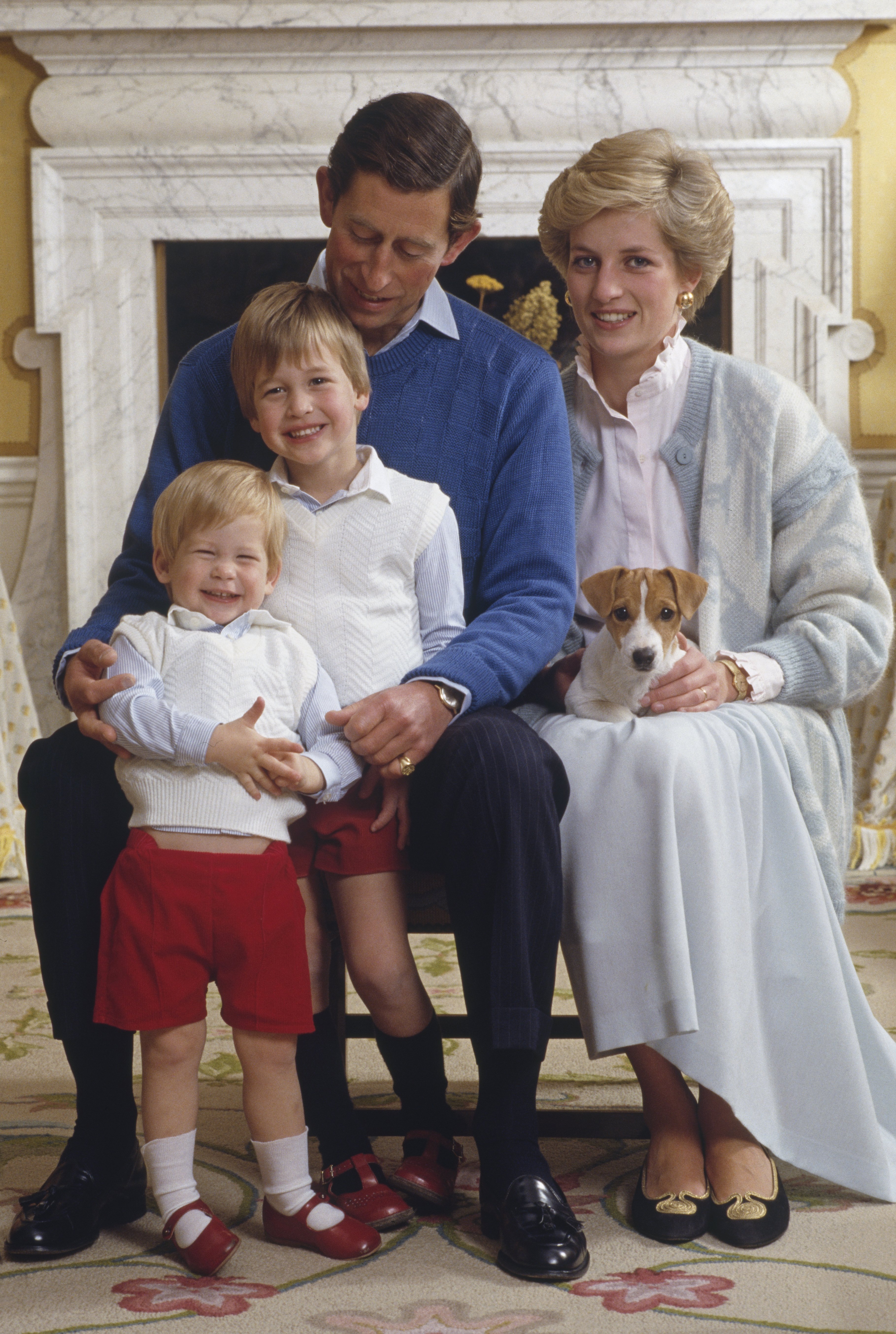 Prinz Charles und Prinzessin Diana wurden im Dezember 1986 zu Hause mit ihren Söhnen Prinz William und Prinz Harry im Kensington Palace, London fotografiert | Quelle: Getty Images