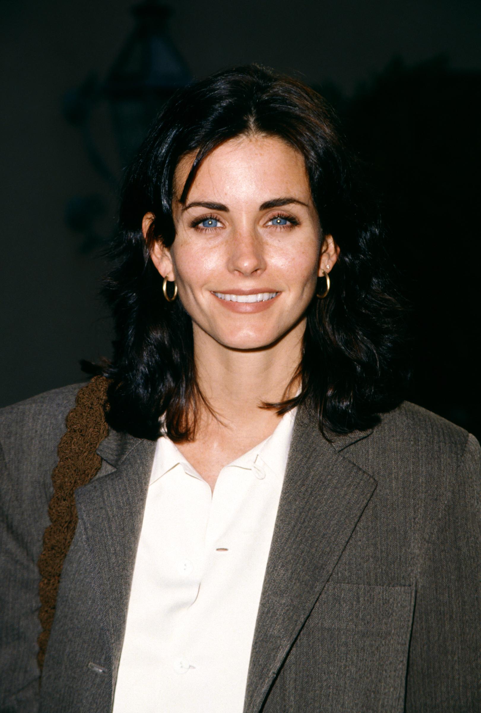 Courteney Cox poses for a portrait on January 9, 1995, in Los Angeles, California. | Source: Getty Images