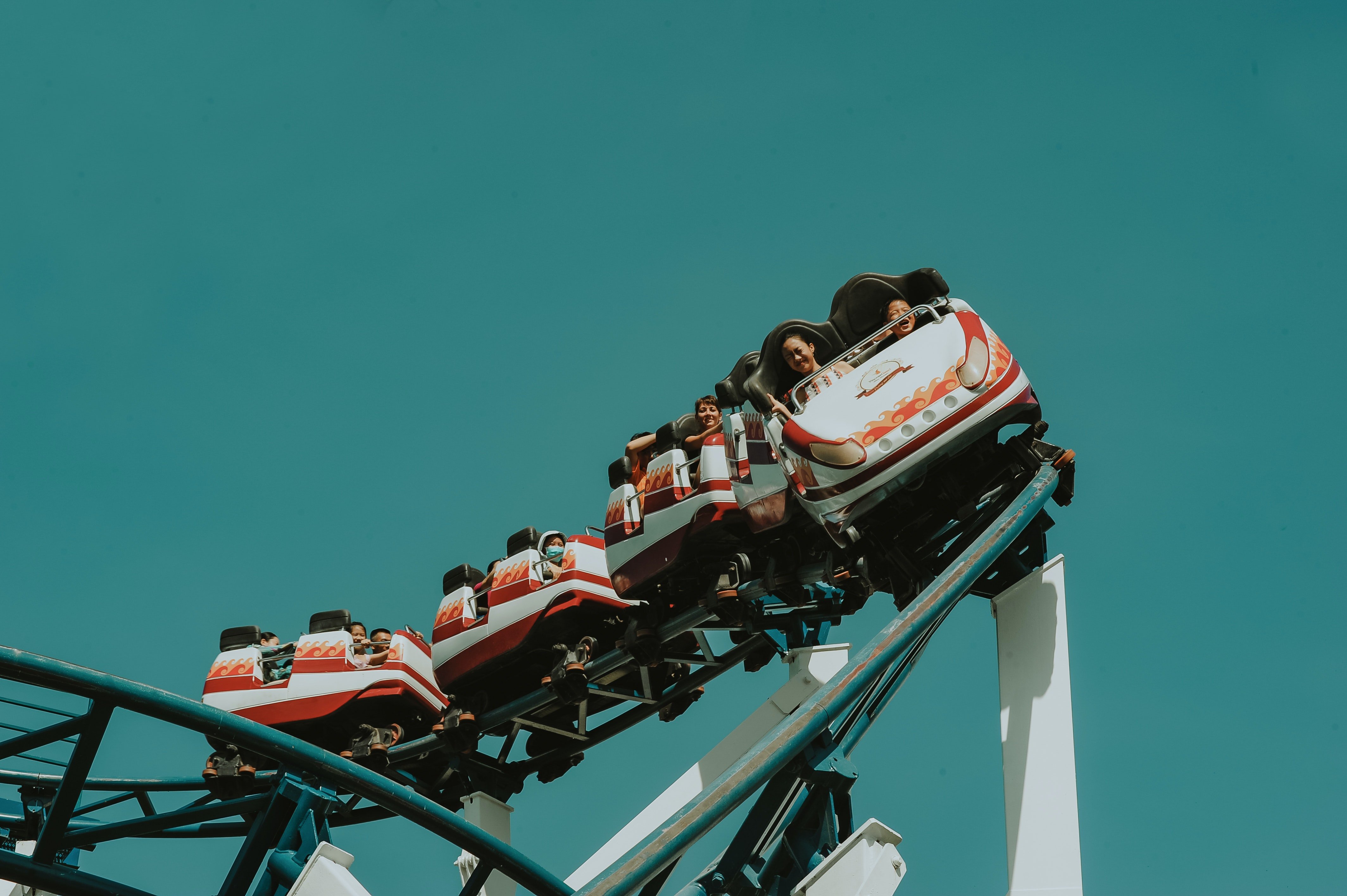 My friends forced me to ride the roller coaster | Photo: Pexels