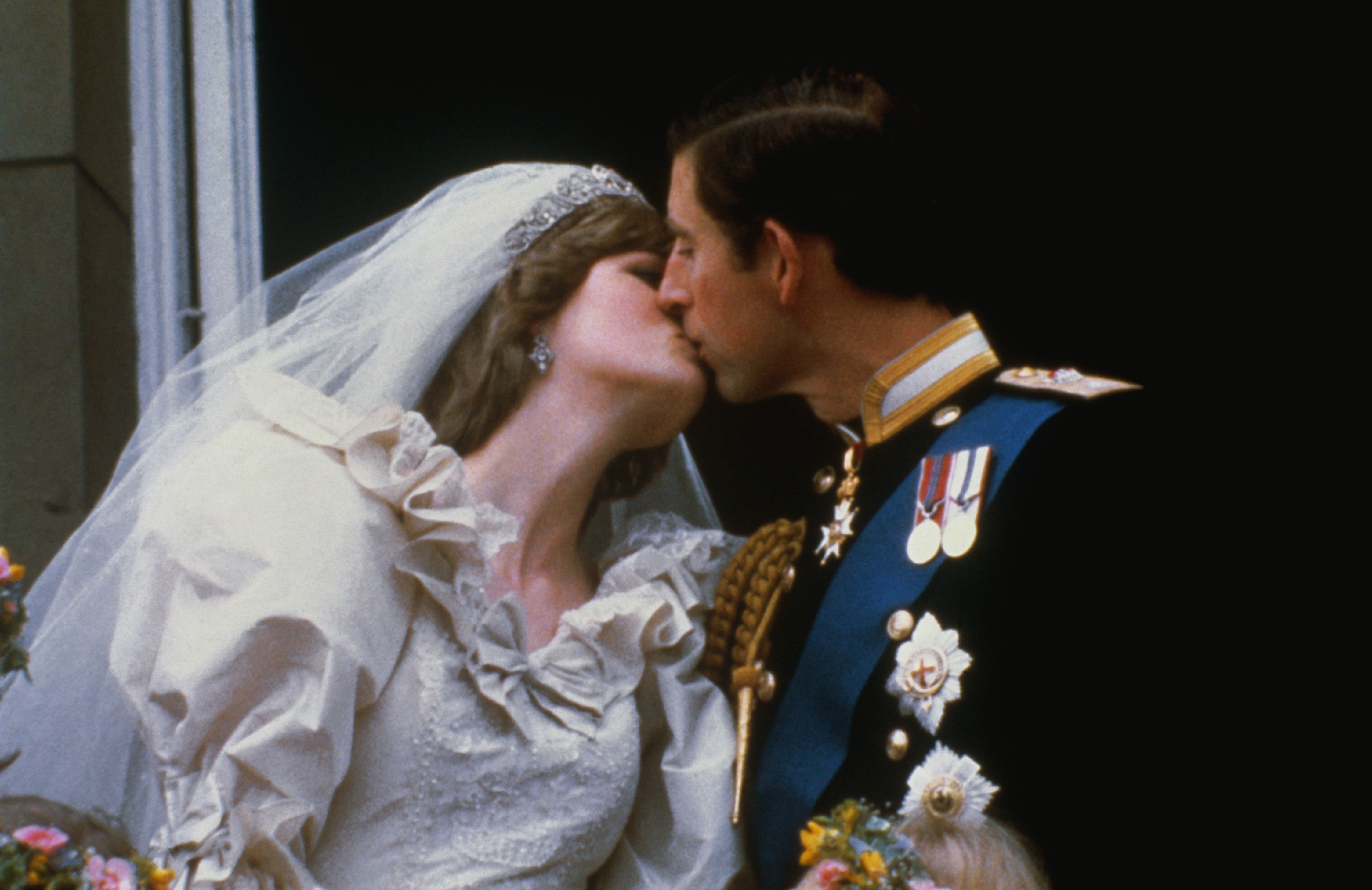 Lady Diana Spencer and Prince Charles kiss on the balcony of Buckingham Palace on July 29, 1981, in London, England. | Source: Getty Images