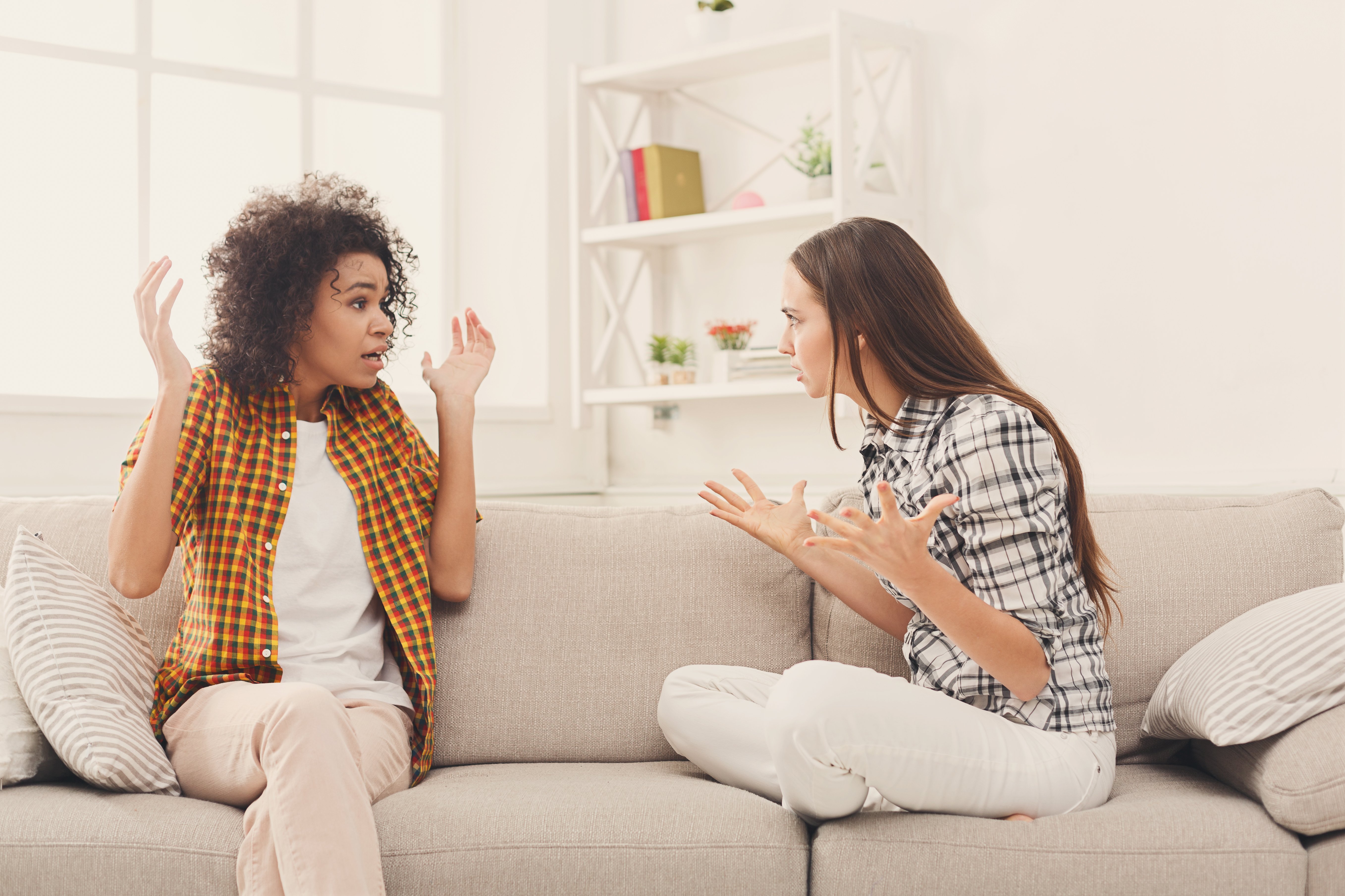 Dos mujeres discutiendo acaloradamente. | Foto: Shutterstock