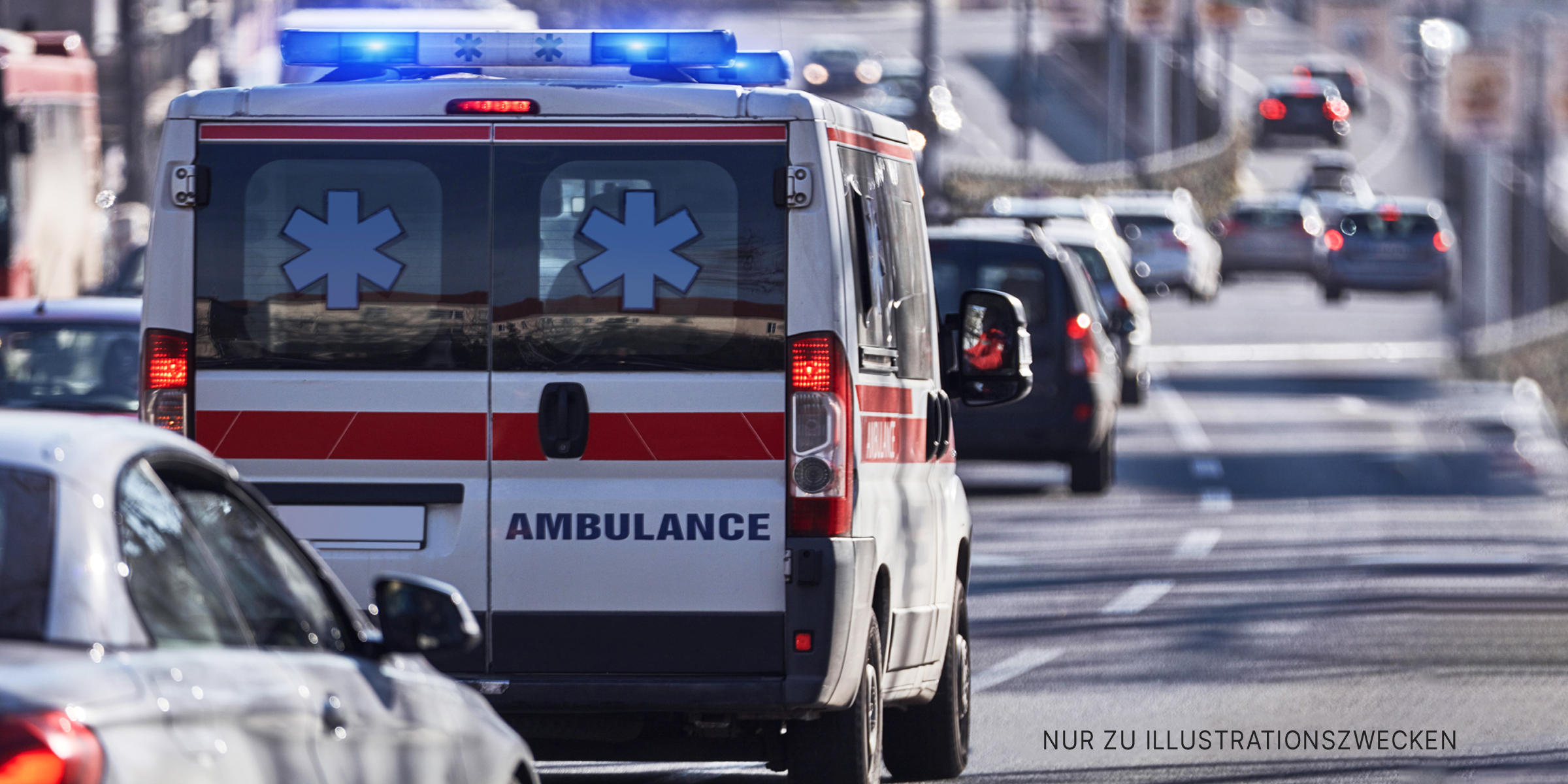 Ein Krankenwagen auf der Straße. | Quelle: Getty Images