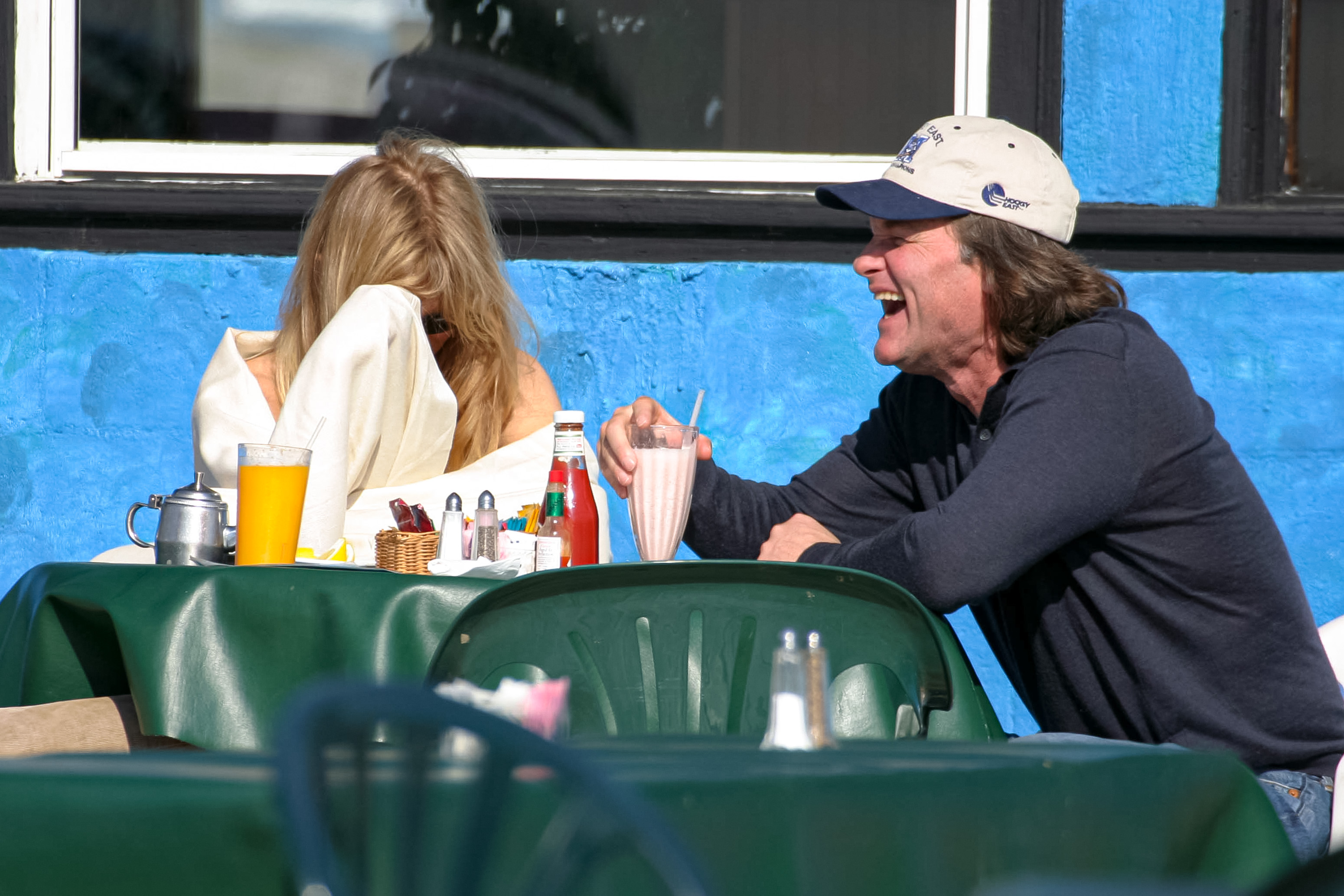 Goldie Hawn and Kurt Russell spotted out to eat in Los Angeles, 2004 | Source: Getty Images