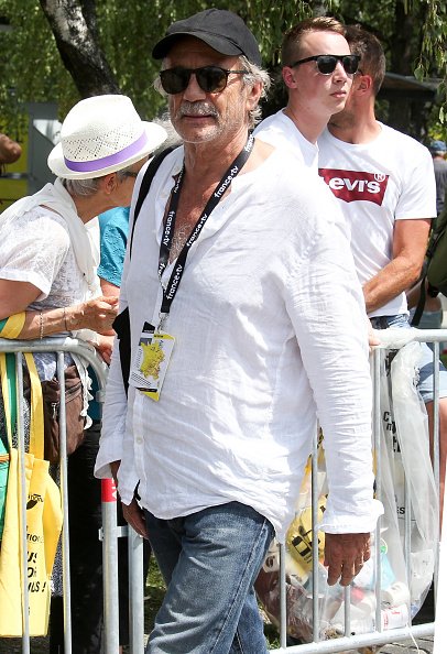 L'acteur français Patrick Chesnais au départ de la 19ème étape du 106ème Tour de France 2019. |Photo : Getty Images