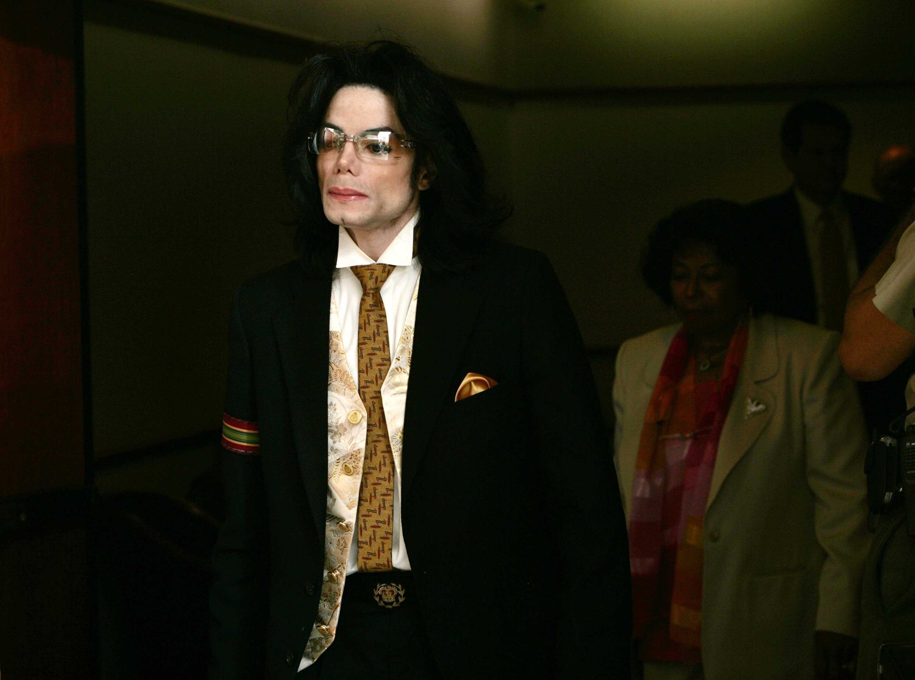 Michael Jackson leaving the courtroom of Santa Barbara County Courthouse on June 3, 2005 during the second day of closing arguments for his child molestation trial. | Photo: Getty