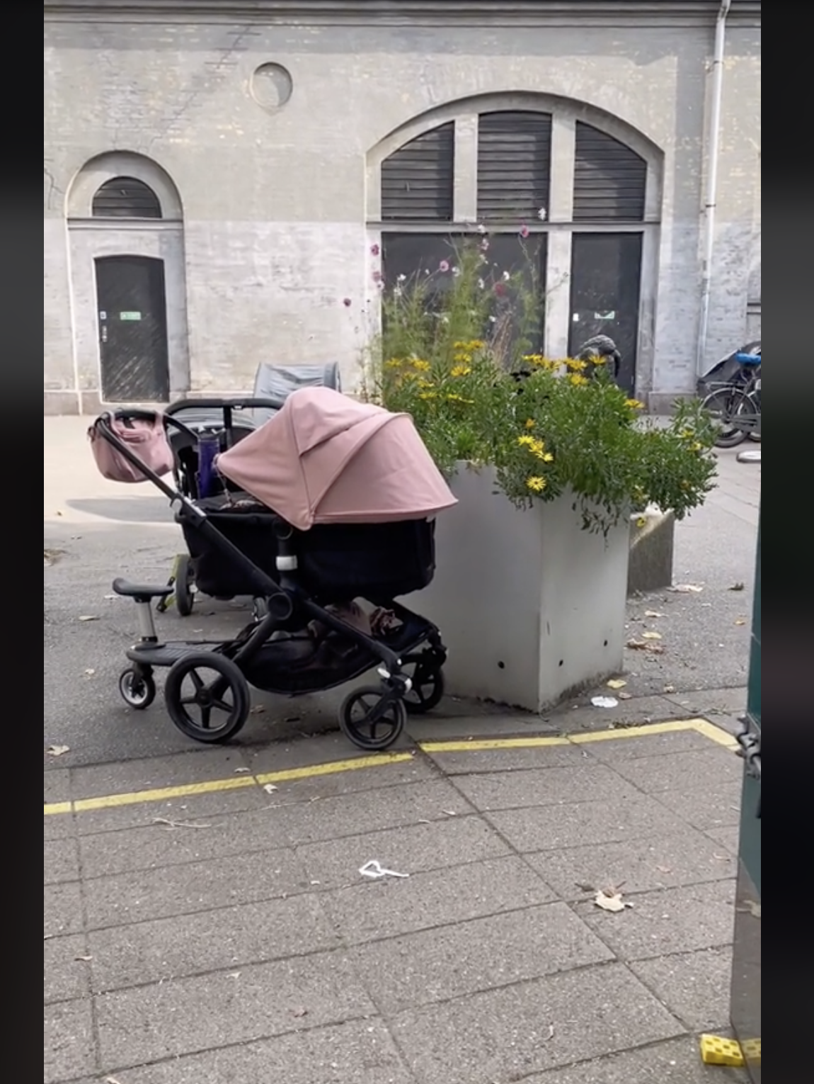 Annie Samples' baby girl's stroller is placed outside her house in Copenhagen, Denmark, as seen in a video dated September 27, 2022 | Source: tiktok.com/@annieineventyrland