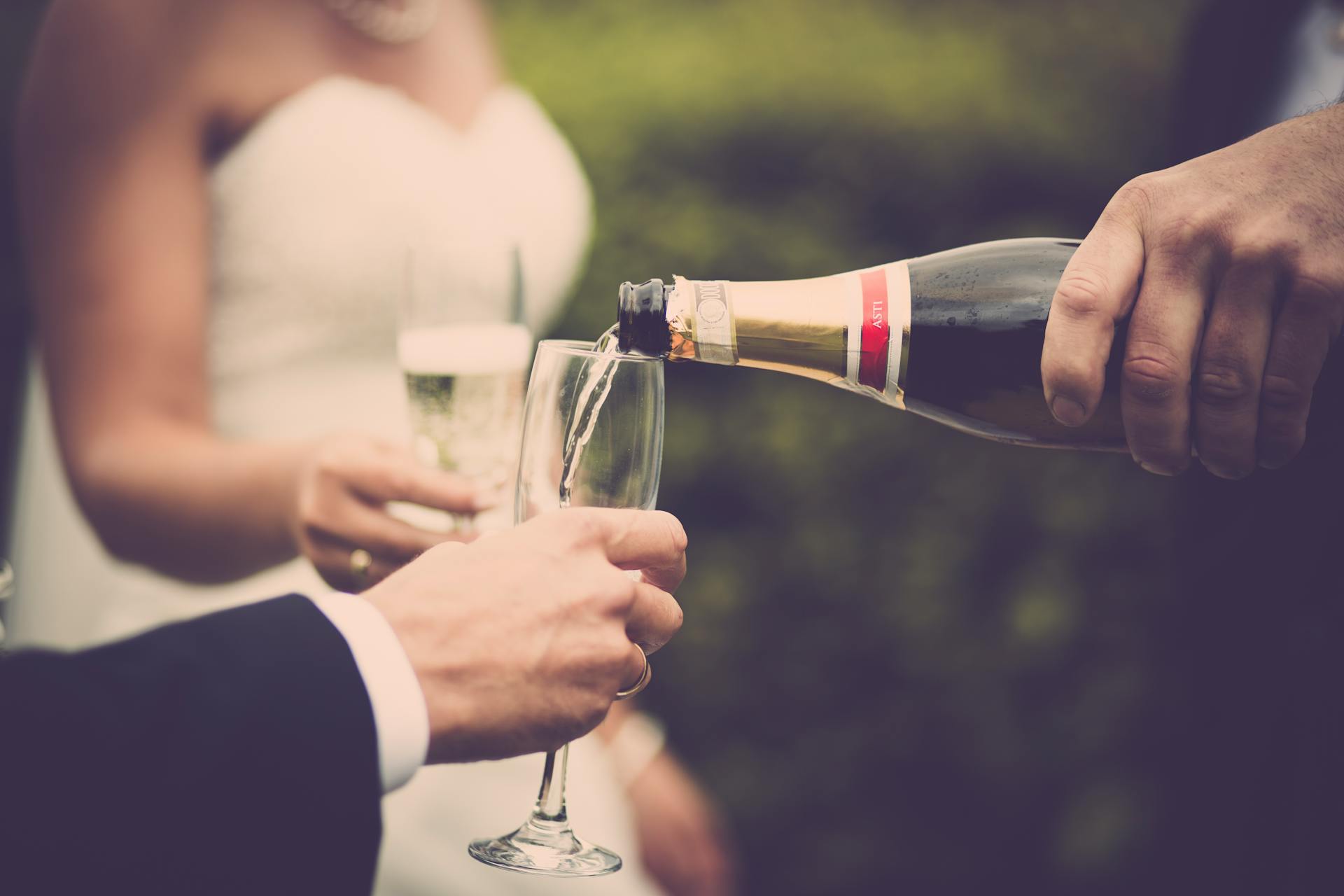 Newlyweds drinking champagne | Source: Pexels