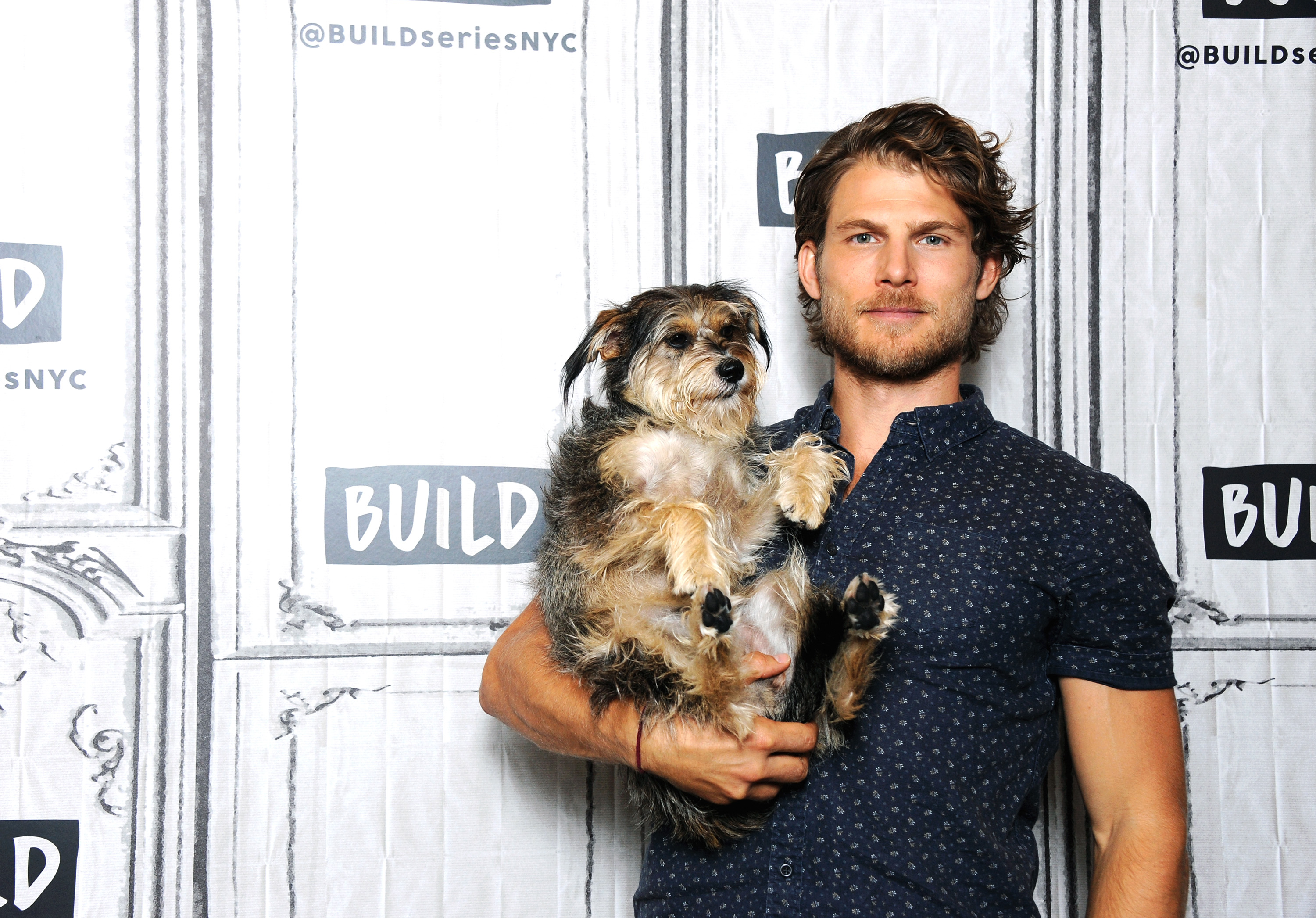 Travis Van Winkle con su perra en Build Studio el 13 de septiembre de 2018, en Nueva York. | Foto: Getty Images