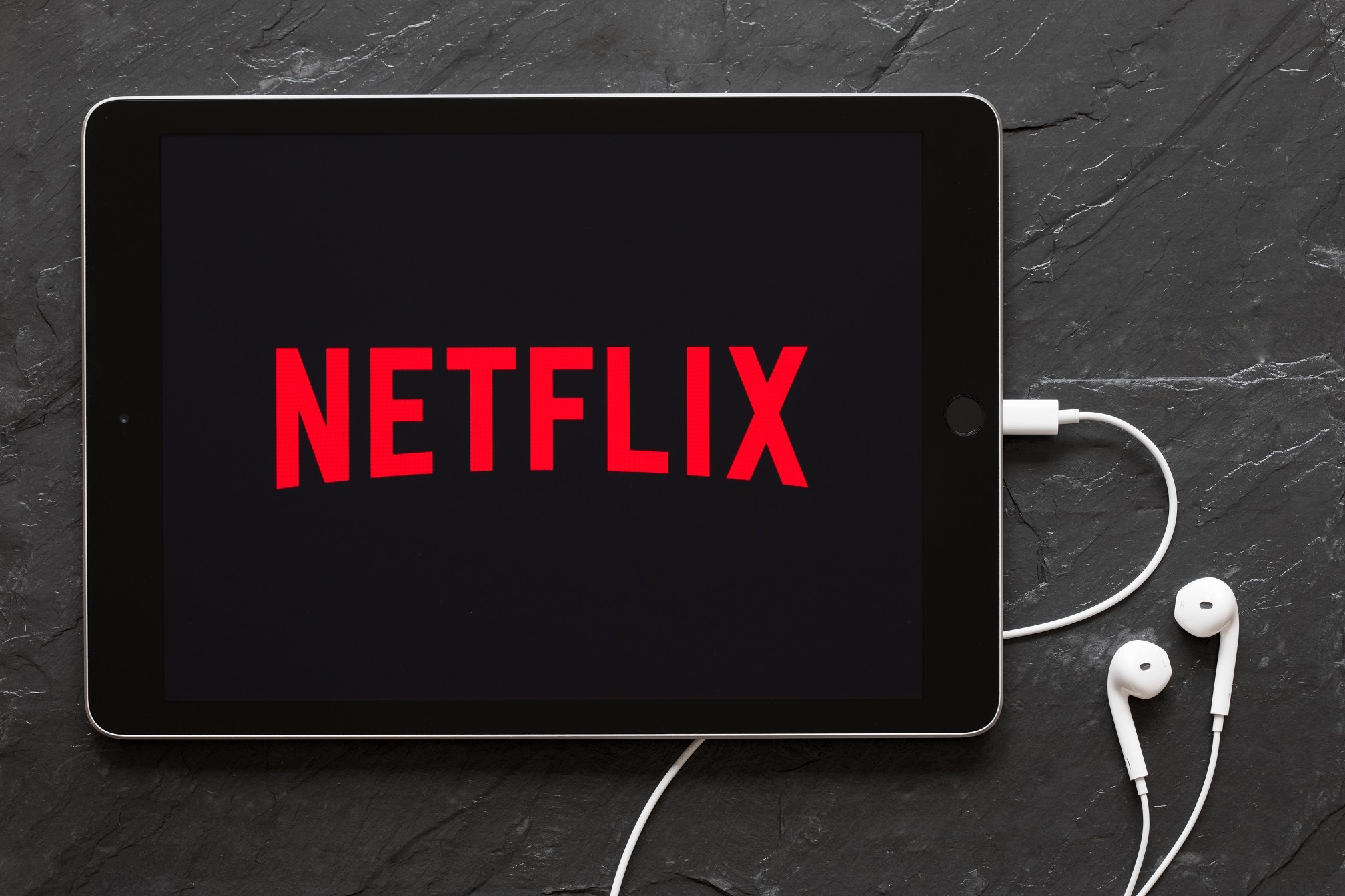 Tablet con aplicación de Netflix abierta. || Fuente: Shutterstock Tablet con aplicación de Netflix abierta. || Fuente: Shutterstock