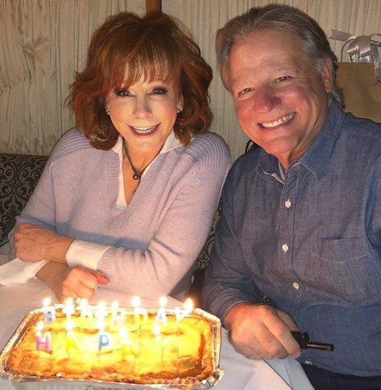 Reba McEntire and "Skeeter" with the musical banana pudding. | Source: Instagram/Reba