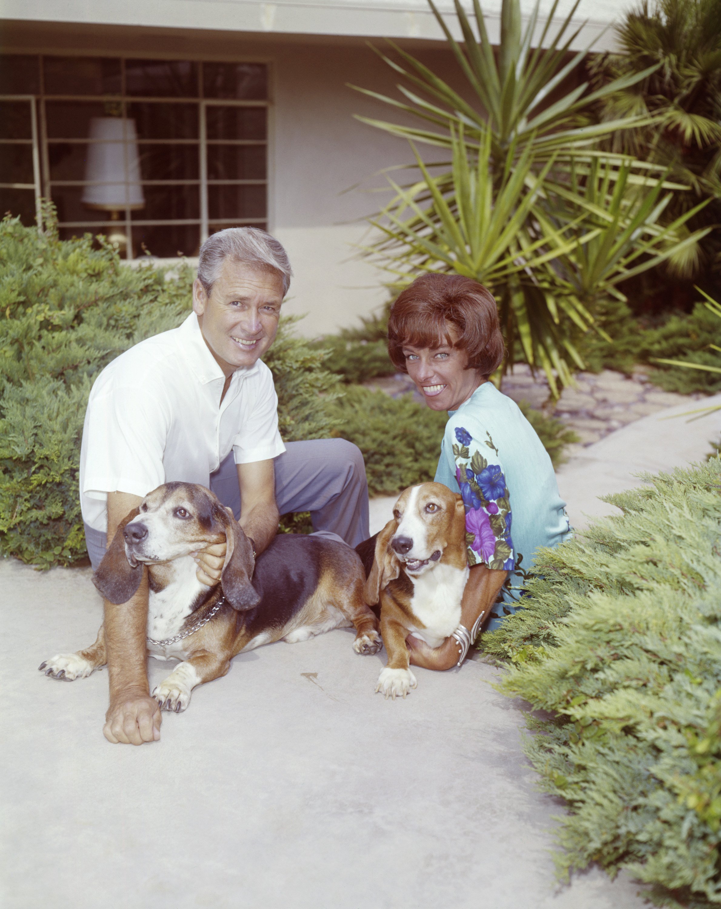Bob Barker and his wife Dorothy Jo Barker were smiling while taking a picture with their dogs. | Source: Getty Images