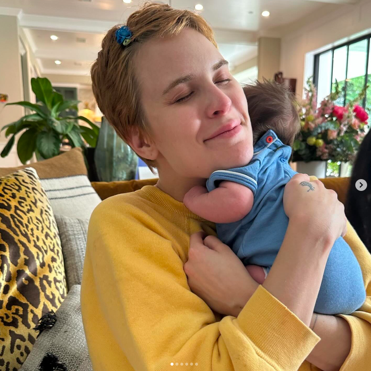 Tallulah Willis and Louetta Isley Thomas Willis sharing an embrace posted on February 3, 2024 | Source: Instagram/rumerwillis