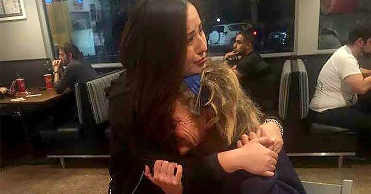 Une femme sans abri pleurant dans les bras de Carmen Mendez.┃Source : facebook.com/carmen.mendez.39142