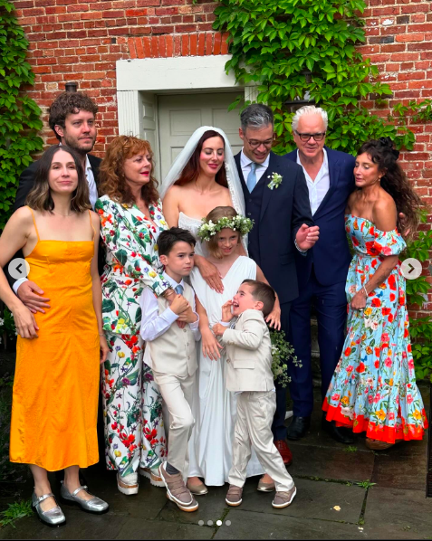 Susan Sarandon, Eva Amurri, Ian Hock, Tim Robbins, Marlowe Mae, Major James, and Mateo Antoni Martino with loved ones, posing for a picture, posted on July 1, 2024 | Source: Instagram/marcus.mcgregor