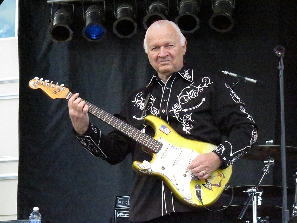 Dick Dale performing at the Orleans Hotel and Casino, Las Vegas | Photo: GettyImages