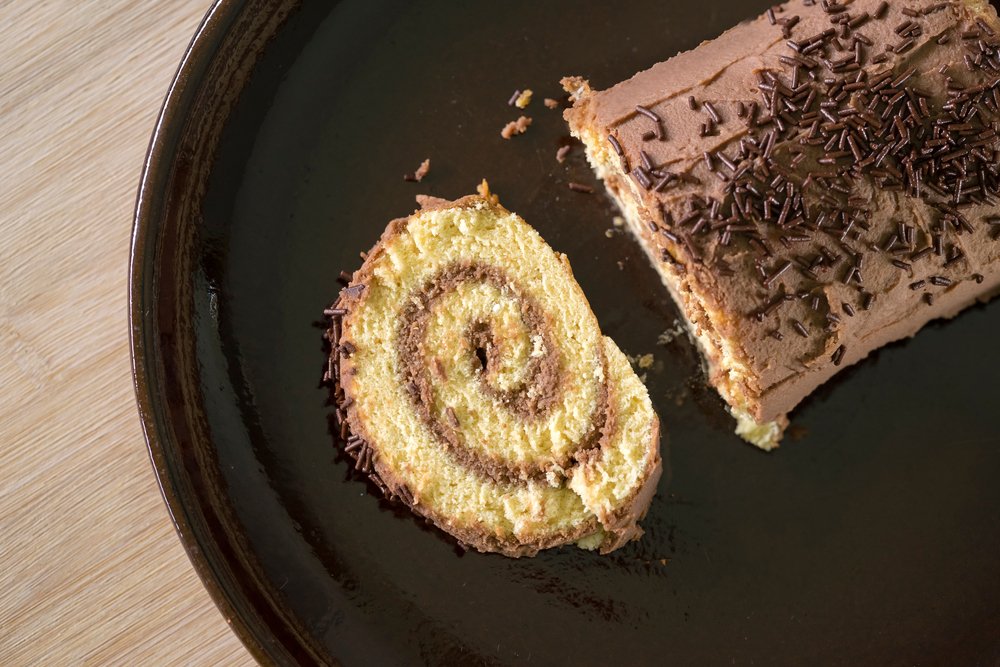 Vista superior de un brazo gitano hecho a mano de mocha y crema con fideos de chocolate. | Foto: Shutterstock