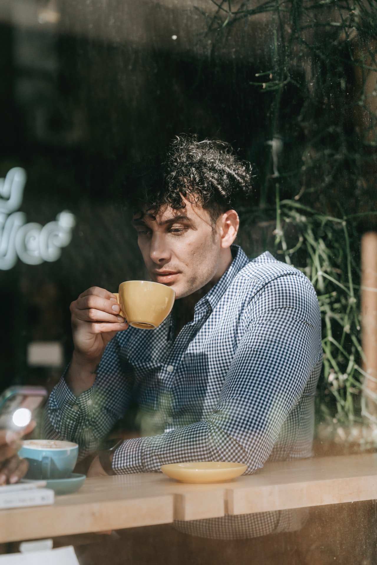 Hombre tomando café. | Foto: Pexels