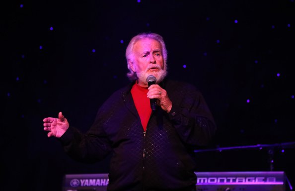 Kenny Rogers au Marilyn's Lounge à l'intérieur de l'hôtel Eastside Cannery Casino à Las Vegas, Nevada. | Photo : Getty Images Kenny Rogers au Marilyn's Lounge à l'intérieur de l'hôtel Eastside Cannery Casino à Las Vegas, Nevada. | Photo : Getty Images