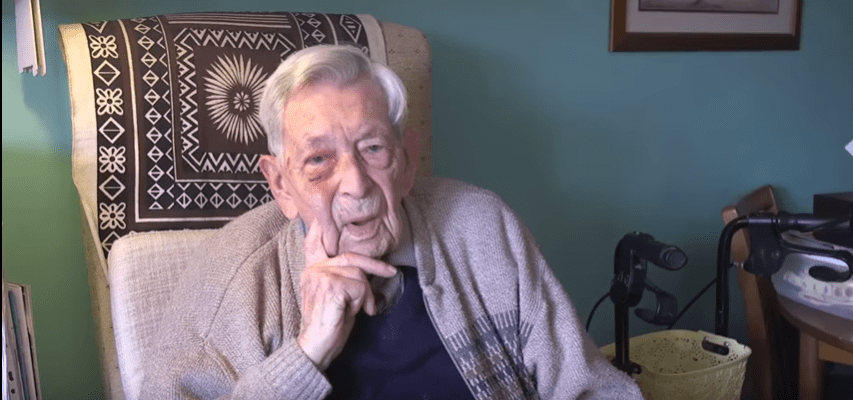 Anciano en entrevista / Imagen tomada de: Youtube / Daily Mail