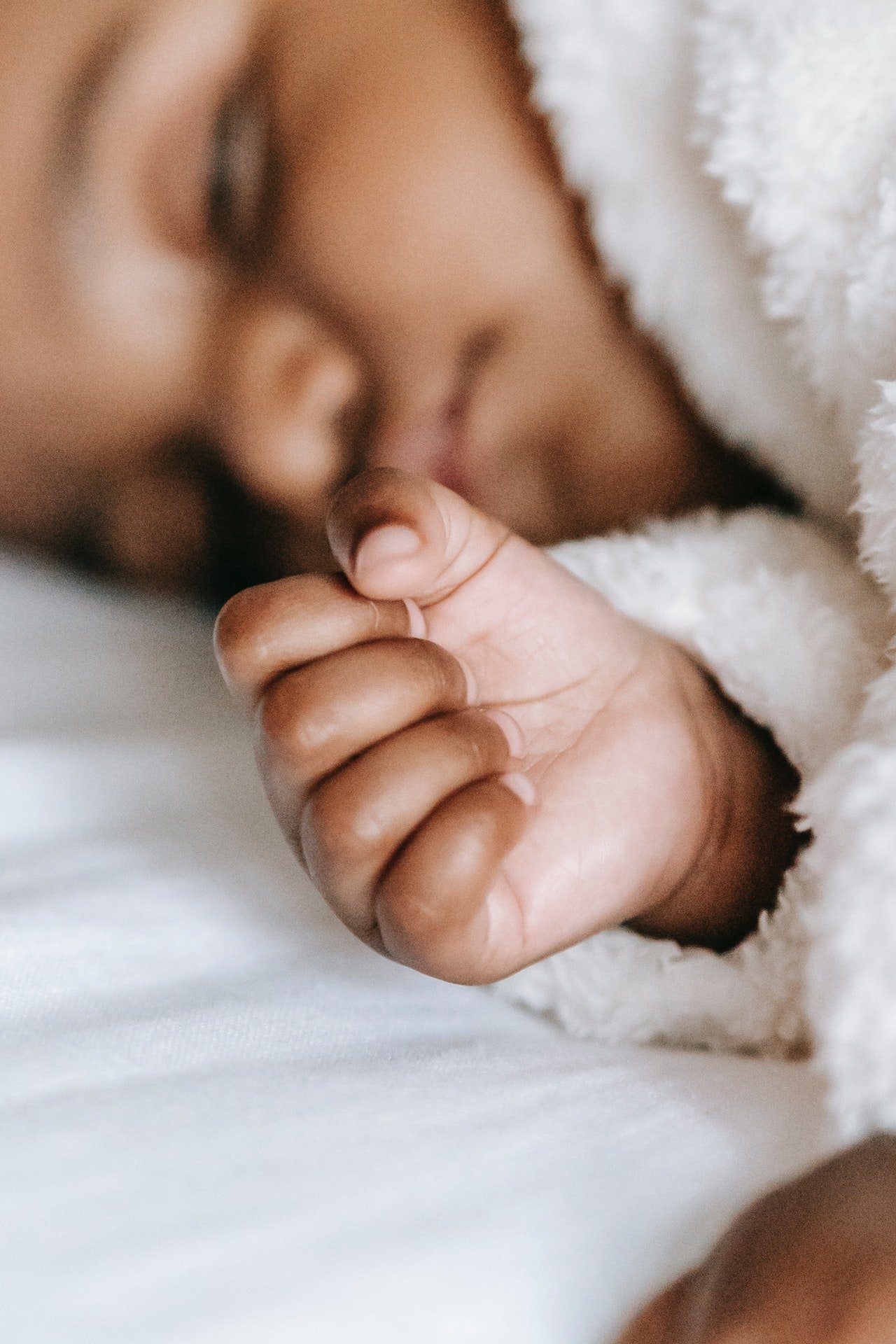 Baby sleeping on a soft bed | Photo: Pexels