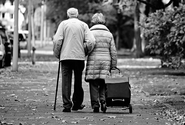 Pareja de ancianos caminando juntos. | Foto: Pixabay
