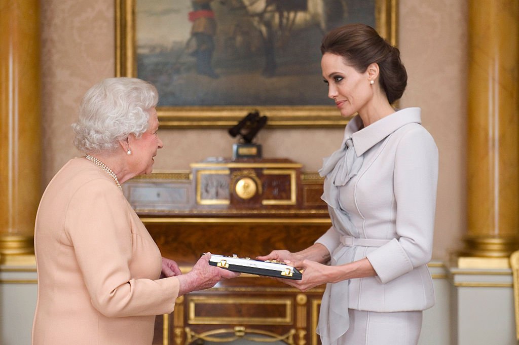 Angelie Jolie received an honorary damehood from the Queen Elizabeth, in London, 2014. | Source: Getty Images