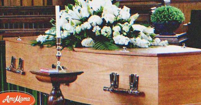 Ein Mann verlor seine Frau, sah sie aber bei ihrer Beerdigung wieder. | Quelle: Shutterstock