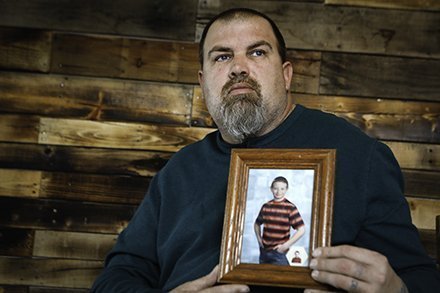 El padre de Aaron sosteniendo una imagen de su hijo | https://twitter.com/toledonews