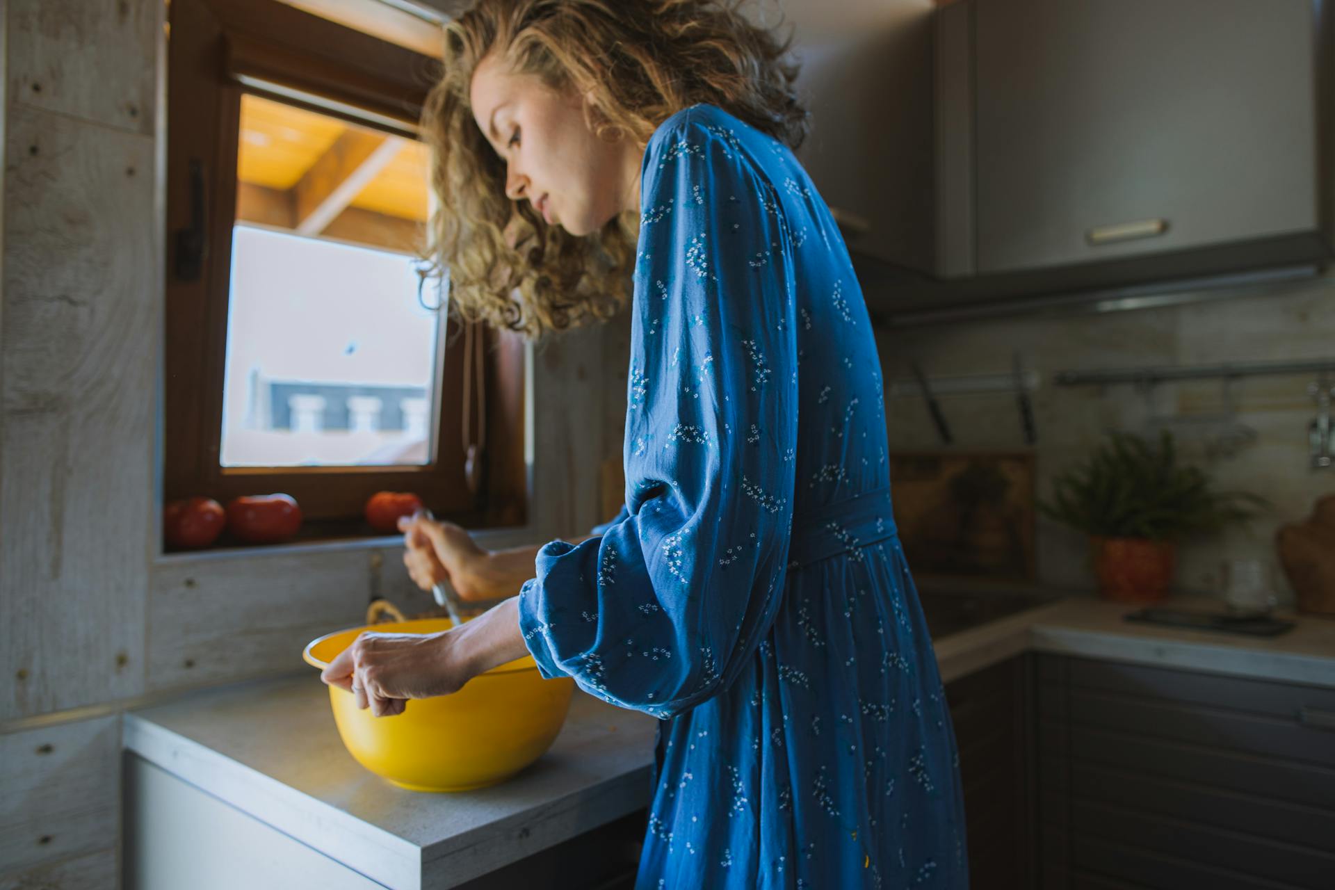A woman cooking | Source: Pexels