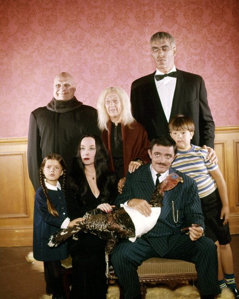 El elenco de la serie de terror de la comedia estadounidense "The Addams Family", hacia 1965. | Foto: Getty Images.