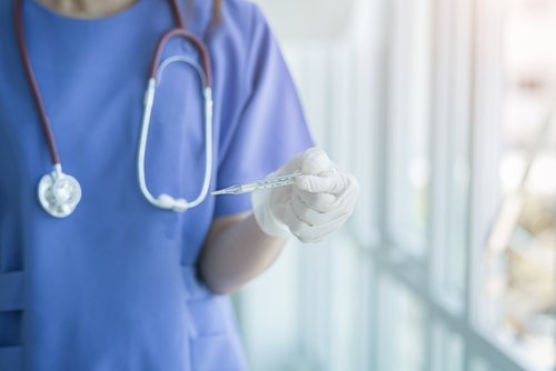 Un profesional médico que sostiene un termómetro. | Foto: Shutterstock. Un profesional médico que sostiene un termómetro. | Foto: Shutterstock.