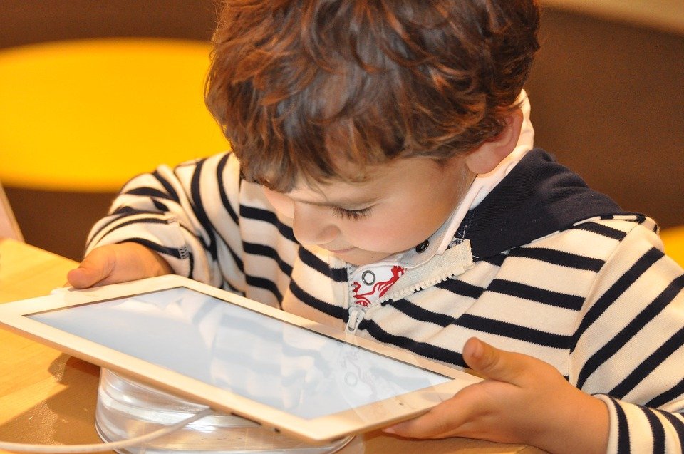 Niño usando tecnología| Foto: Pixabay