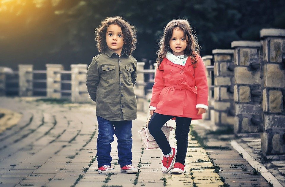 Niños conspirando│ Imagen tomada de: Pixabay Niños conspirando│ Imagen tomada de: Pixabay