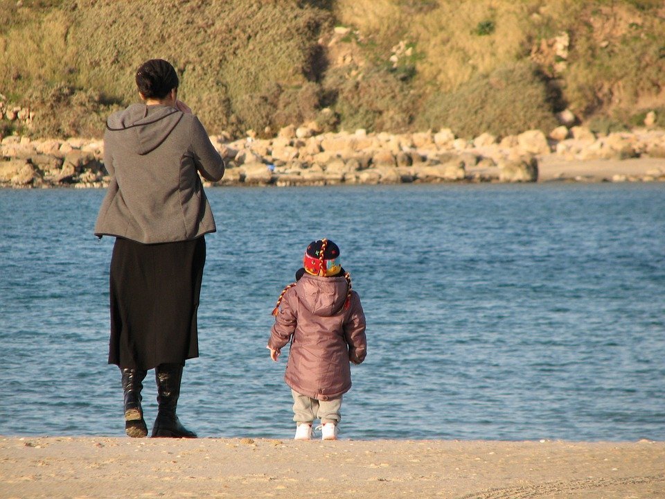 A mother and daughter bonding while they stand by the river. | Photo: Pixabay